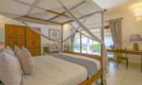 Bedroom with Study Table - Miu Villa - Seminyak, Bali