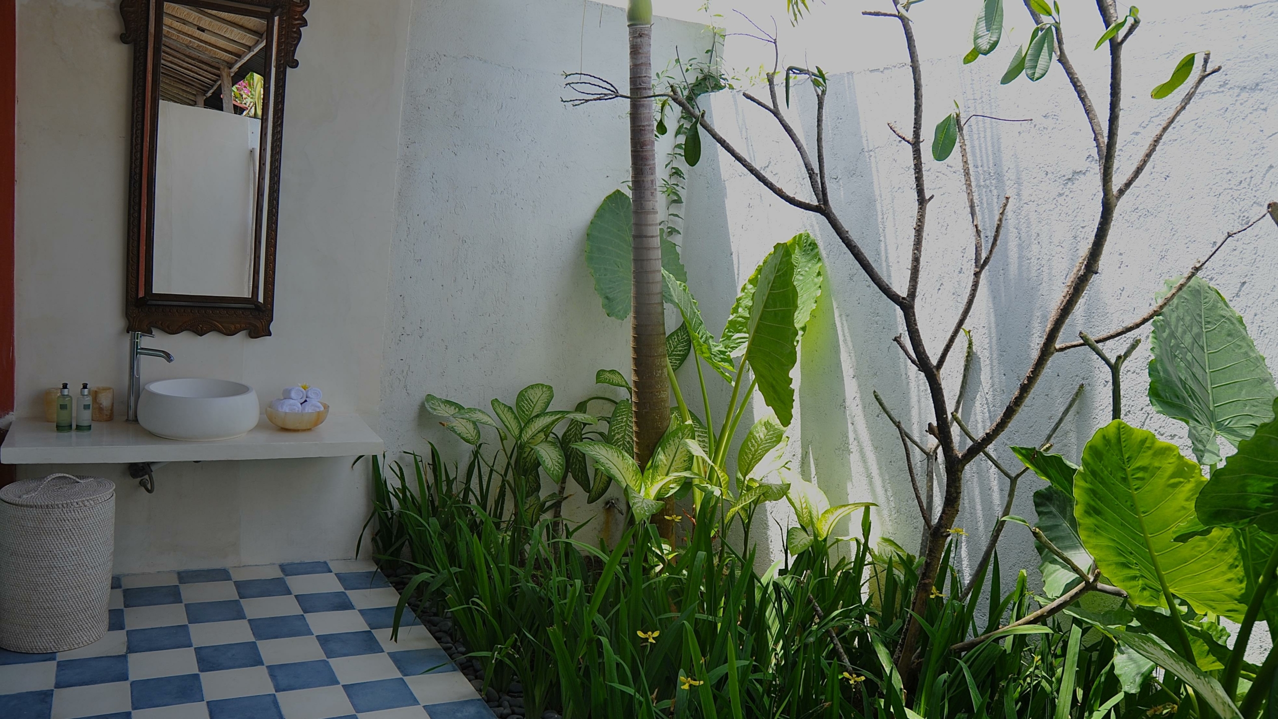 Semi Open Bathroom - Santai Beach House - Canggu, Bali
