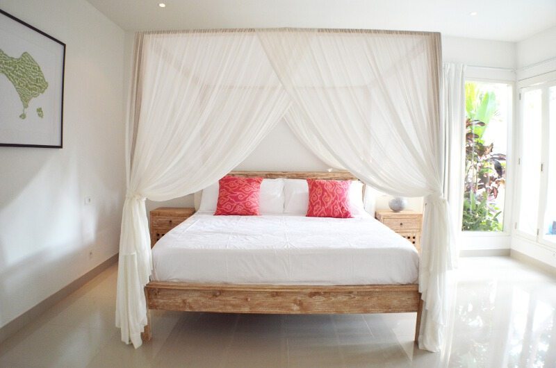 Four Poster Bed - Santai Villa - Batubelig, Bali