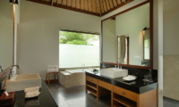 En-Suite Bathroom with Bathtub - The Shanti Residence - Nusa Dua, Bali