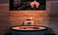 Bathtub with Petals - Umah Di Sawah - Canggu, Bali