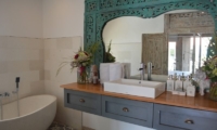 Bathroom with Mirror - Umah Di Desa - Batubelig, Bali