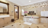 Bathroom with Bathtub - Viceroy Bali - Ubud, Bali