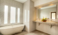 En-Suite Bathroom with Bathtub - Villa Arria - Seminyak, Bali