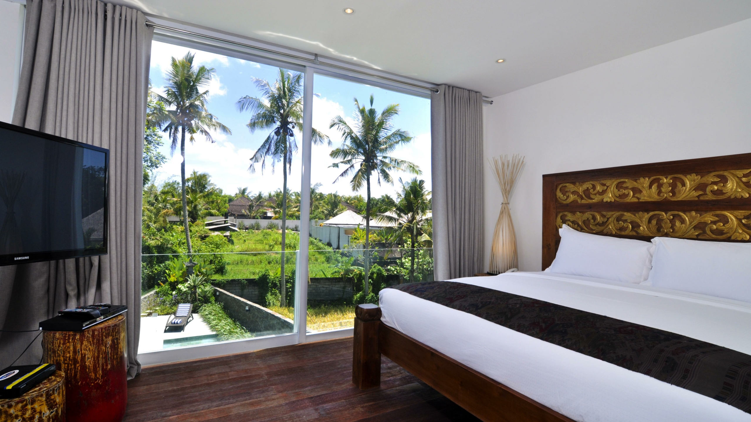Bedroom with TV - Villa Ashoka - Canggu, Bali