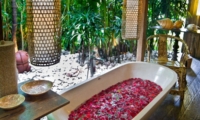 Bathtub with Rose Petals - Villa Asli - Canggu, Bali
