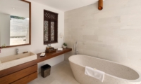 Bathroom with Bathtub - Villa Batujimbar - Sanur, Bali