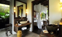 Bedroom and En-Suite Bathroom - Villa Bayad - Ubud, Bali