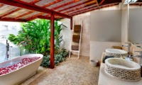 Bathtub with Petals - Villa Bibi - Kerobokan, Bali