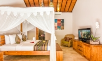 Bedroom with TV - Villa Can Barca - Seminyak, Bali