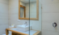 Bathroom with Mirror and Shower - Villa Canish - Seminyak, Bali