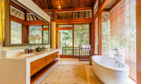 Bathroom with Bathtub - Villa Champuhan - Seseh, Bali