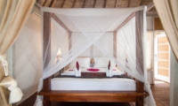 Four Poster Bed with Wooden Floor - Villa Coral Flora - Gili Trawangan, Lombok