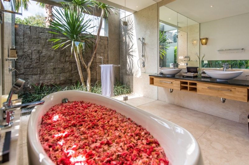Bathroom with Bathtub - Villa Damai Aramanis - Seminyak, Bali