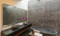 En-Suite His ans Hers Bathroom with Bathtub - Villa Damai Lestari - Seminyak, Bali