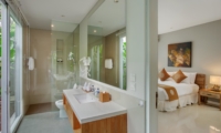 Bedroom and Bathroom with Mirror - Villa Delmar - Canggu, Bali