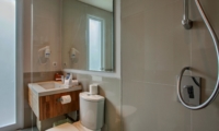 Bathroom with Mirror and Shower - Villa Delmar - Canggu, Bali