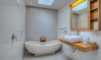 Bathroom with Bathtub - Villa Denoya - Seminyak, Bali