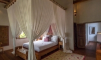 Bedroom with Mosquito Net - Villa Galante - Umalas, Bali