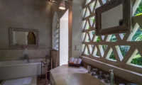 En-Suite Bathroom with Bathtub - Villa Galante - Umalas, Bali