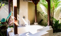 Semi Open Bathtub - Villa Gembira Batubelig - Batubelig, Bali