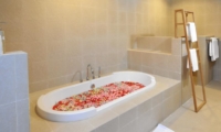 Bathtub with Rose Petals - Villa Griya Atma - Ubud, Bali