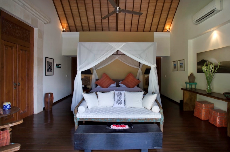 Bedroom with Wooden Floor and Sofa - Villa Hansa - Canggu, Bali