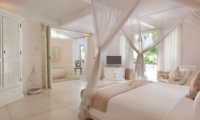 Bedroom and En-Suite Bathroom - Villa Hermosa - Seminyak, Bali