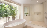 En-Suite Bathroom with Bathtub - Villa Hermosa - Seminyak, Bali