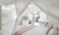 Bedroom with Seating Area and TV - Villa Hermosa - Seminyak, Bali