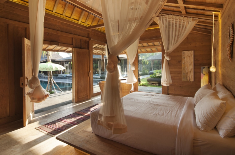 Bedroom with Pool View - Villa Kayu - Umalas, Bali