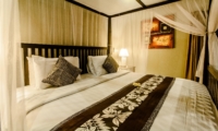Bedroom with Four Poster Bed - Villa Kebun - Seminyak, Bali
