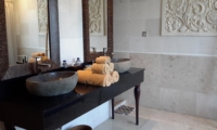 His and Hers Bathroom with Mirror - Villa Kembang - Ubud, Bali