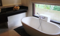Bathroom with Bathtub - Villa Kembang - Ubud, Bali