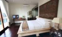 Bedroom with Wooden Floor - Villa Kipi - Batubelig, Bali