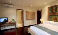 Bedroom and Bathroom - Villa Kipi - Batubelig, Bali