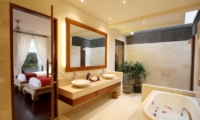 Twin Bedroom and Bathroom - Villa Kipi - Batubelig, Bali