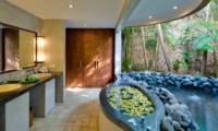 En-Suite Bathroom with Bathtub - Villa Kubu 12 - Seminyak, Bali