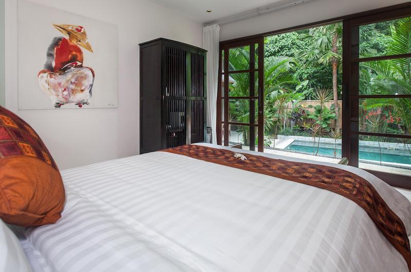 Bedroom with Pool View - Villa Liang - Batubelig, Bali