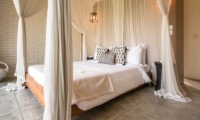 Bedroom with Mosquito Net - Villa Little Mannao - Kerobokan, Bali