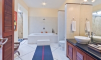 En-Suite Bathroom with Bathtub - Villa Mango - Seminyak, Bali