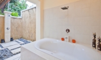 Bathtub with Shower - Villa Mango - Seminyak, Bali
