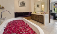 Romantic Bathtub Set Up - Villa Manis - Pererenan, Bali
