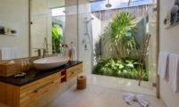 Semi Open Bathroom with Shower - Villa Manis Aramanis - Jimbaran, Bali