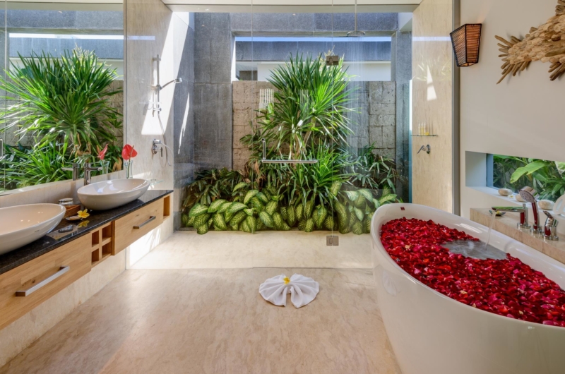 Romantic Bathtub Set Up - Villa Manis Aramanis - Jimbaran, Bali