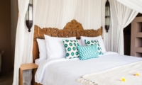 Bedroom with Lamps - Villa Mannao - Kerobokan, Bali