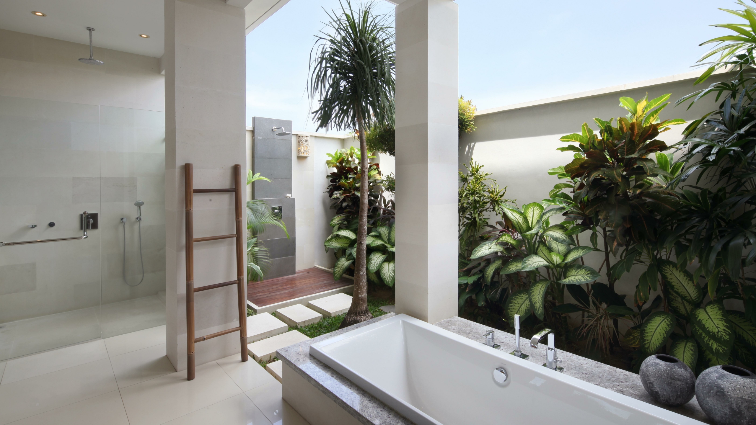 Semi Open Bathroom with Bathtub - Villa Merayu - Canggu, Bali