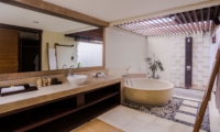 En-Suite Bathroom with Bathtub - Villa Nelayan - Canggu, Bali