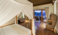 Bedroom with Four Poster Bed - Villa Omah Padi - Ubud, Bali