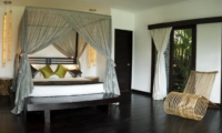Bedroom with Wooden Floor - Villa Palm River - Pererenan, Bali